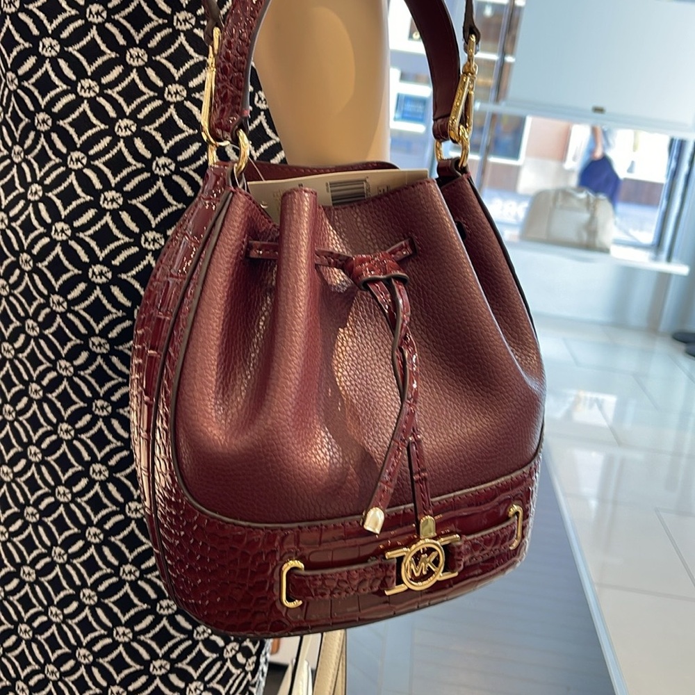 MICHAEL KORS 
Reed Medium Pebbled Leather Belted Bucket Messenger Satchel Crossb - Picture 15 of 16